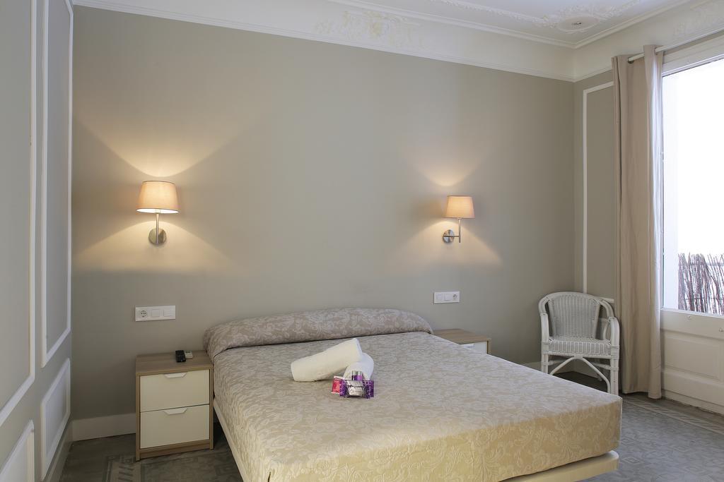Hostal Medea Barcelona Room photo